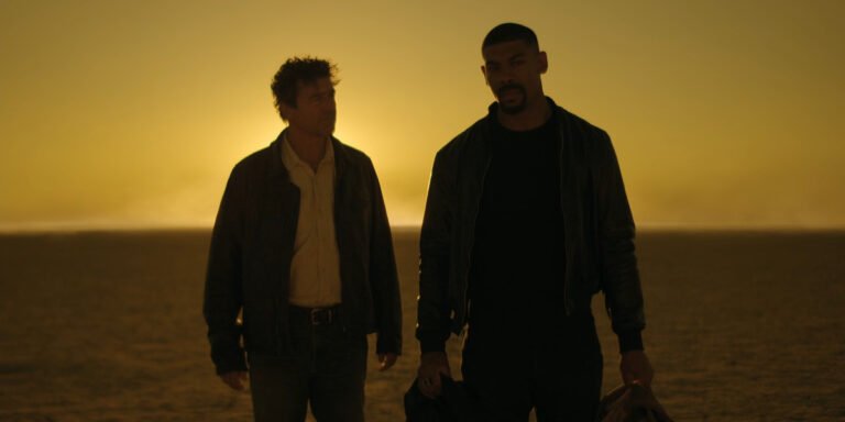 Aaron Pierre e Kyle Chandler in Lanterns 1x08 Dirt And Stars
