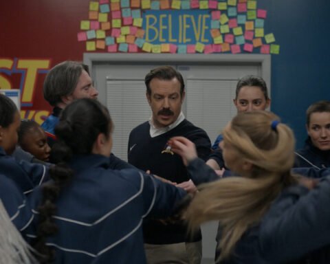 Ted Lasso 4x10 recensione: Ted Lasso e le ragazze del Richmond nel finale della quarta stagione