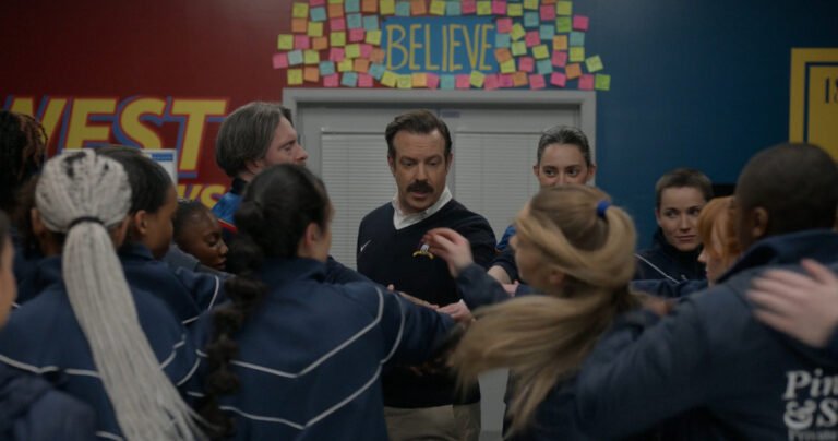 Ted Lasso 4x10 recensione: Ted Lasso e le ragazze del Richmond nel finale della quarta stagione