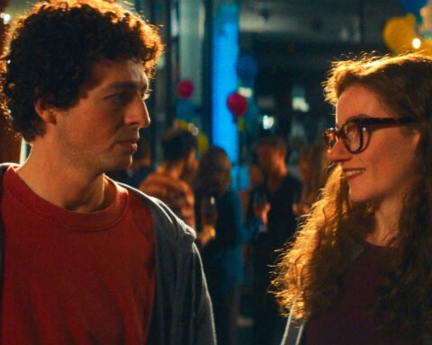 Julia Garner e Anthony Boyle nella serie The Altruists
