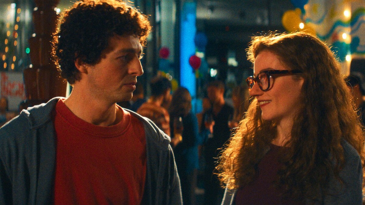 Julia Garner e Anthony Boyle nella serie The Altruists