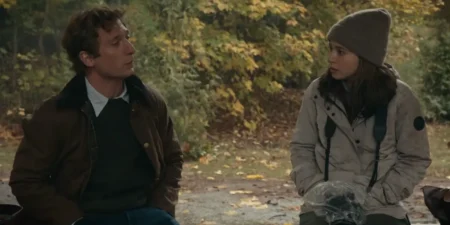 Mikey Madison e Jeremy Allen White conversano all'aperto in un bosco autunnale in una scena del film The Social: Il Prezzo Della Verità.