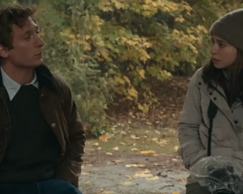 Mikey Madison e Jeremy Allen White conversano all'aperto in un bosco autunnale in una scena del film The Social: Il Prezzo Della Verità.