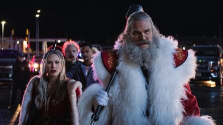 David Harbour nei panni di Babbo Natale e Kristen Bell nel ruolo di Mamma Natale in Un'Altra Notte Violenta E Silenziosa