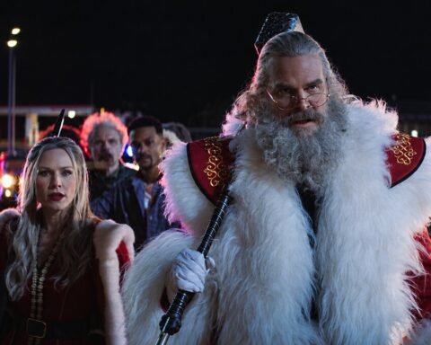 David Harbour nei panni di Babbo Natale e Kristen Bell nel ruolo di Mamma Natale in Un'Altra Notte Violenta E Silenziosa