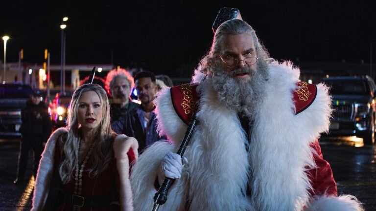 David Harbour nei panni di Babbo Natale e Kristen Bell nel ruolo di Mamma Natale in Un'Altra Notte Violenta E Silenziosa