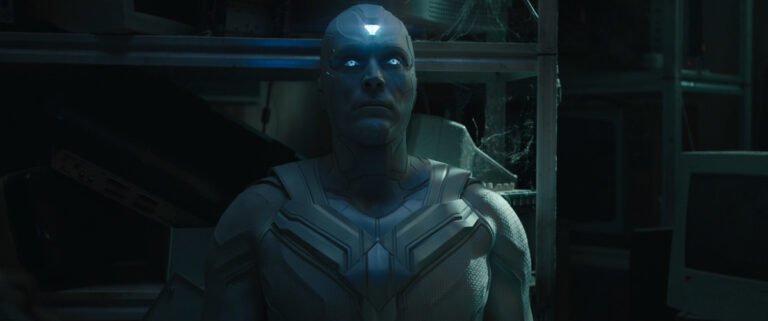 Visione Bianco con gli occhi azzurri luminosi in un ambiente buio in VisionQuest 1x01 – No Strings