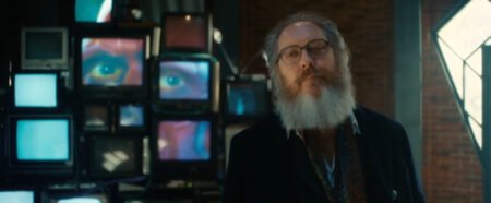 Ultron davanti a una parete di televisori che mostrano il volto e gli occhi di Visione in VisionQuest 1x02