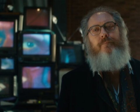 Ultron davanti a una parete di televisori che mostrano il volto e gli occhi di Visione in VisionQuest 1x02