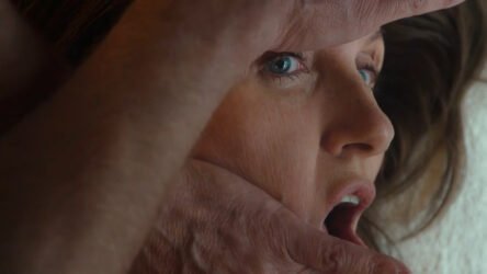 Sharon Horgan nei panni di Alex in Youth 1×01 Lockjaw su HBO Max