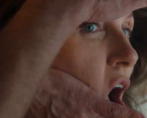 Sharon Horgan nei panni di Alex in Youth 1×01 Lockjaw su HBO Max