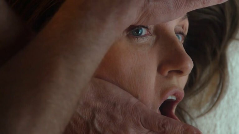 Sharon Horgan nei panni di Alex in Youth 1×01 Lockjaw su HBO Max